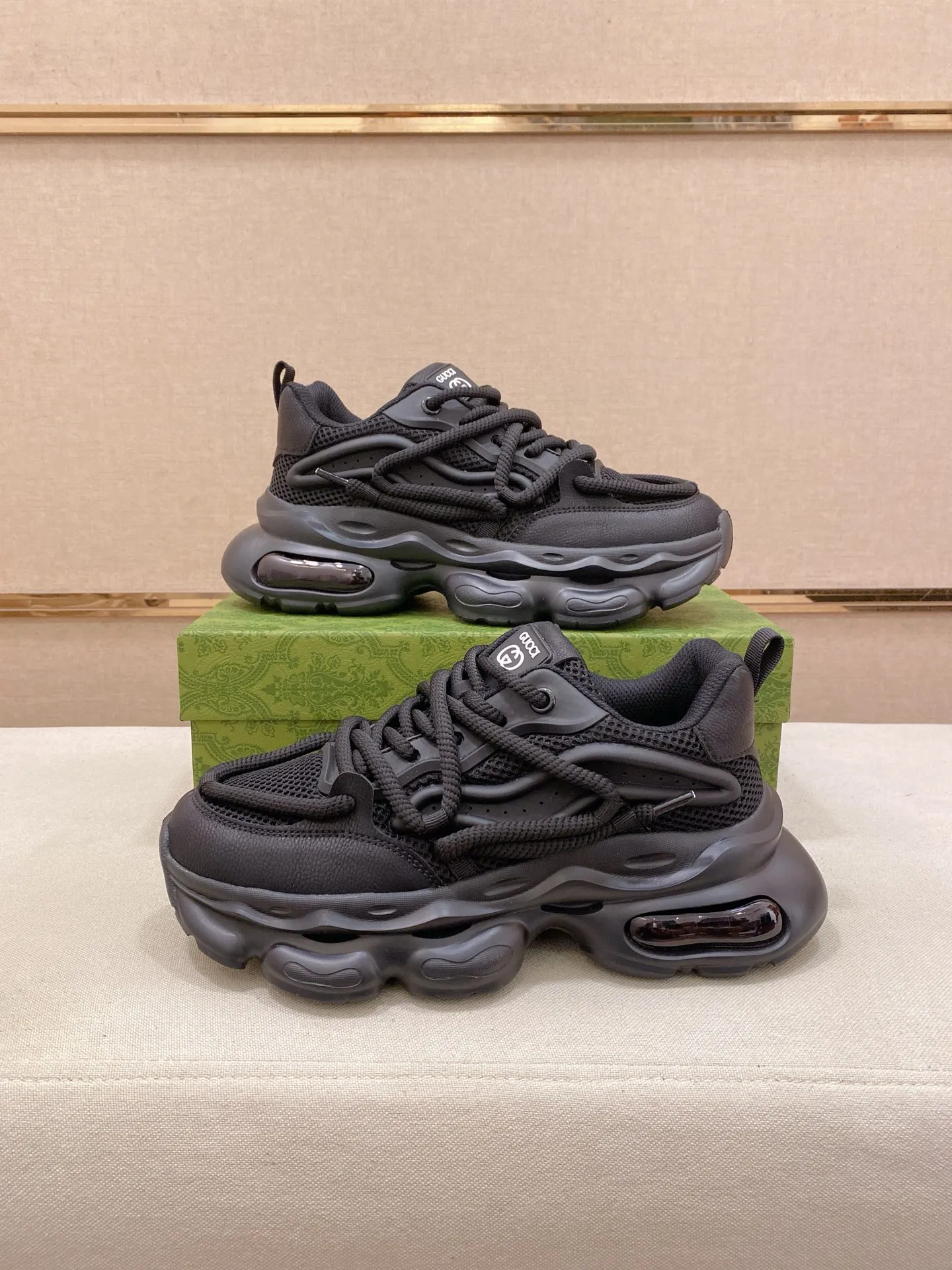 Men's shoes 💰 480💰🇮🇹🇮🇹GUCCI (Gucci) top 🔍🔍 new models are on sale at the same time at the counter. The upper 🇮🇹 is made of top-grain cowhide imported from Italy. Fully imported genuine leather lining 💪💪, completely 1⃣️ to 1⃣️ replica 🇮🇹💪💪, ⚠ sole: original sole provided by the original factory, exclusive movable molded sole super comfortable, ⚠ original factory follow-up, 🔍🔍 high quality, you can go in and out of the counter at will, welcome to compare⚠. Code number:38-44